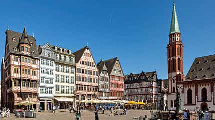 Römerberg, Rathausplatz Frankfurts, Nikolaikirche, Gerechtigkeitsbrunnen Römerberg, Rathausplatz Frankfurts, Nikolaikirche, Gerechtigkeitsbrunnen