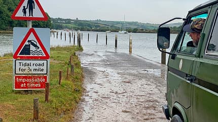 Warnzeichen, Gefährlich, Campingvan, Straße, Matsch, Ufer, Wasser, Mensch