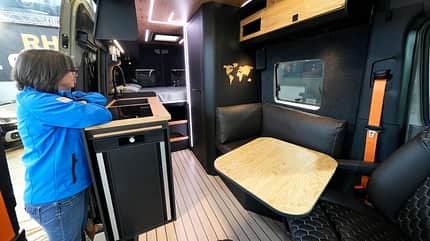 Wohnraum, Durchschuss, Camper, Licht, Küche, Stirnseitiger Kühlschrank Wohnraum, Durchschuss, Camper, Licht, Küche, Stirnseitiger Kühlschrank