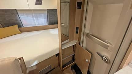 Bugbett, Doppelbett, Einstiegstür Bugbett, Doppelbett, Einstiegstür