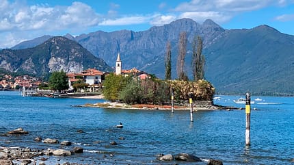 Insel, Wasser, Berge, Häuser, Bäume Insel, Wasser, Berge, Häuser, Bäume