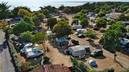 Zelte, Campingwagen, Autos, BŠume, Meer Zelte, Campingwagen, Autos, BŠume, Meer