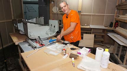 Mann, Werkzueg, Tisch, Reinigungsmittel Mann, Werkzueg, Tisch, Reinigungsmittel