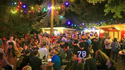 Menschenmenge, BŠume, Lichterketten, StŠnde, Sommer-Event