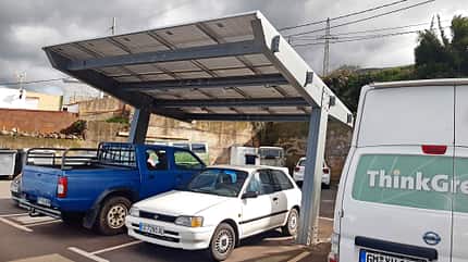 Ladestation, Elektro-Camper, Parkende Autos, Blockiert Ladestation, Elektro-Camper, Parkende Autos, Blockiert
