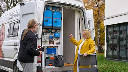 Strompaket, technische Anlage, blaue Akkus, Heck Strompaket, technische Anlage, blaue Akkus, Heck