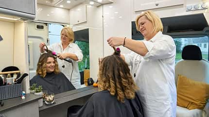 Kundin, Spiegel, Locken, Peggy Haase, Arbeit Kundin, Spiegel, Locken, Peggy Haase, Arbeit