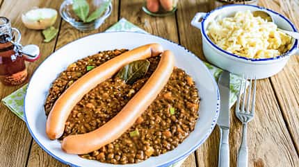 SaitenwŸrstchen, Linsen, SpŠtzle, Teller, Reis, Besteck, GlŠschen SaitenwŸrstchen, Linsen, SpŠtzle, Teller, Reis, Besteck, GlŠschen