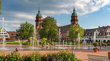 Stadtkirche, Martkplatz, FontŠnen, BŠume, HŠuser Stadtkirche, Martkplatz, FontŠnen, BŠume, HŠuser