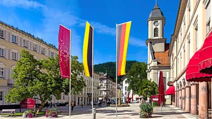 Kurstadt, Flaggen, HŠuser, Stra§e, BŠume, Blumen, Schirme Kurstadt, Flaggen, HŠuser, Stra§e, BŠume, Blumen, Schirme