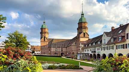 Evangelische Stadtkirche, Marktplatz, Rasen, Pflanzen, GebŠude, Wolken Evangelische Stadtkirche, Marktplatz, Rasen, Pflanzen, GebŠude, Wolken