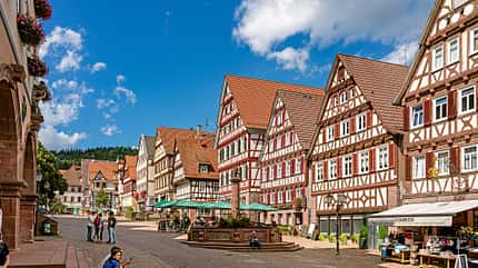 Fachwerkstadt, Mittelalterliche HŠuser, Stra§e, Menschen, BŠume, Himmel Fachwerkstadt, Mittelalterliche HŠuser, Stra§e, Menschen, BŠume, Himmel