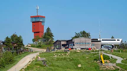 Seilbahn, Gondelbahn, roter Turm, Touristen, Wanderung Seilbahn, Gondelbahn, roter Turm, Touristen, Wanderung