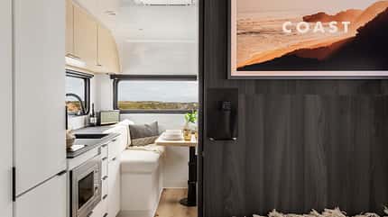 Caravan, international, Wohnwagen, USA, Hersteller, Aero Build Werbefotografien des Herstellers zeigen den Lifestyle-Caravan Coast Model 1 von innen und von außen
