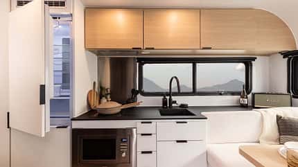 Caravan, international, Wohnwagen, USA, Hersteller, Aero Build Werbefotografien des Herstellers zeigen den Lifestyle-Caravan Coast Model 1 von innen und von außen