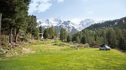 Wiese, Campingvan, HŸtte, NadelbŠume, Berge, Himmel
