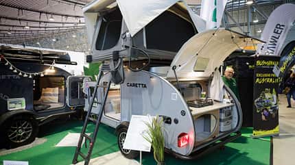 Caretta 1500, CMT, 2024, Wohnwagen, Teardrop, Tibor, Nachbesserung, Dachzelt Bilder des neuen Carette 1500 auf der CMT 2024 mit Redakteur CARAVANING