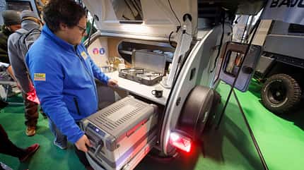 Caretta 1500, CMT, 2024, Wohnwagen, Teardrop, Tibor, Nachbesserung, Dachzelt Bilder des neuen Carette 1500 auf der CMT 2024 mit Redakteur CARAVANING