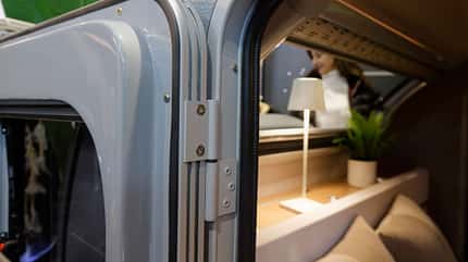 Caretta 1500, CMT, 2024, Wohnwagen, Teardrop, Tibor, Nachbesserung, Dachzelt Bilder des neuen Carette 1500 auf der CMT 2024 mit Redakteur CARAVANING