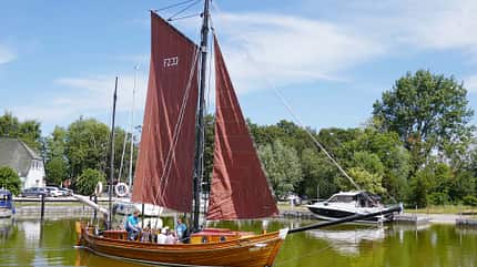 Zeesenboot, Auslaufen, Hafen, BŠume, Himmel, Boote Zeesenboot, Auslaufen, Hafen, BŠume, Himmel, Boote