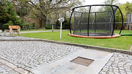Bodeneinlass, Rasen, Trampolin, BŠume, Bank Bodeneinlass, Rasen, Trampolin, BŠume, Bank