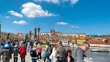 BrŸcke, Fluss, Stadt, HŠuser, Statuen, Laternen, Menschen, Himmel BrŸcke, Fluss, Stadt, HŠuser, Statuen, Laternen, Menschen, Himmel