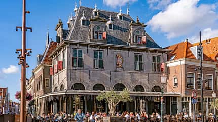 Haus, Renaissance-Fassade, Menschen, Laternen, Himmel