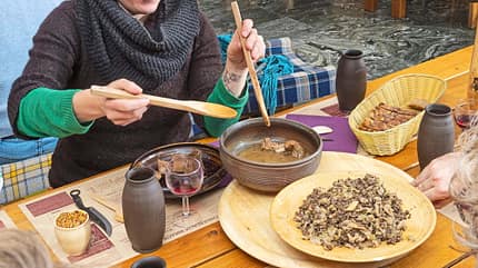Frau, HŠnde, Essen, keltisches MenŸ Frau, HŠnde, Essen, keltisches MenŸ
