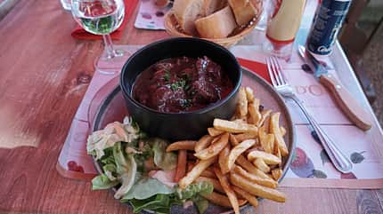 Deftiges BÏuf bourguignon, Besteck, Brot, Glas Deftiges BÏuf bourguignon, Besteck, Brot, Glas