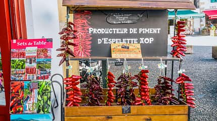 Stand, Chili-Schoten, Chili-Schoten-Pulver, Piment d'Esplette Stand, Chili-Schoten, Chili-Schoten-Pulver, Piment d'Esplette