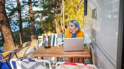 Workation, Coworking, Camping, Campingplatz, Natur, arbeiten Workation beim Camping