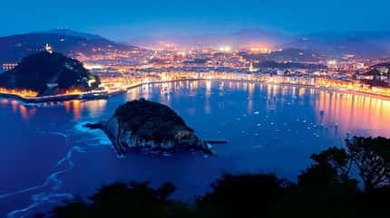 Das besondere Ziel, Donostia-San Sebastián, Bucht San Sebastián bietet einen der schönsten Stadtstrände weltweit.