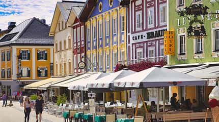 Marktplatz, HŠuser, Tische, Schirme, Menschen, Himmel Marktplatz, HŠuser, Tische, Schirme, Menschen, Himmel