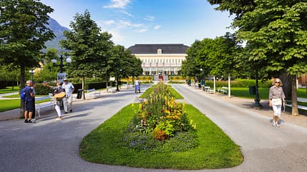 Kurpark, Rasen, Blumen, BŠume, Menschen, Haus, Himmel Kurpark, Rasen, Blumen, BŠume, Menschen, Haus, Himmel