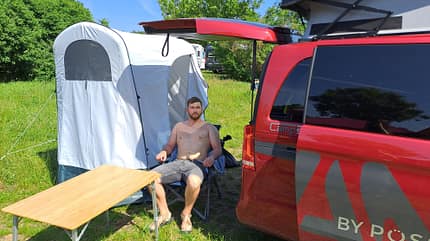 Pössl Campstar Dauertester, Marvin sucht Schutz unter der Heckklappe vor der Sonne Pössl Campstar Dauertester, Marvin sucht Schutz unter der Heckklappe vor der Sonne