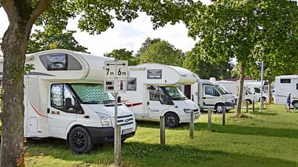 Stellplatz, Caravans, Wohnmobile, BŠume, Rasen Stellplatz, Caravans, Wohnmobile, BŠume, Rasen
