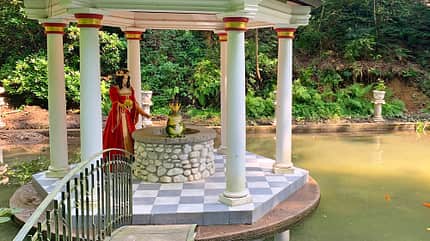 See, Pavillon, Prinzessin, Frosch mit Krone See, Pavillon, Prinzessin, Frosch mit Krone