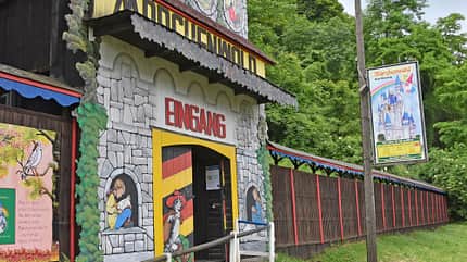 MŠrchenwald, Eingang, Bunt, Zaun, BŠume MŠrchenwald, Eingang, Bunt, Zaun, BŠume