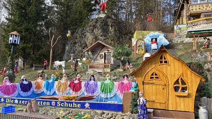 HŠuschen, Puppen, BŠume, Wiese HŠuschen, Puppen, BŠume, Wiese