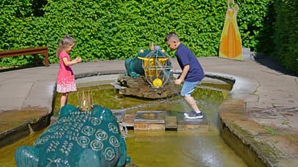 Wasserspielplatz, Kinder, Frosch, Hecke Wasserspielplatz, Kinder, Frosch, Hecke