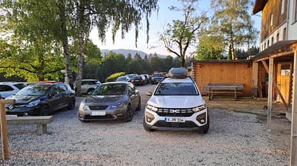 Dacia, Jogger, Microcamper, Car-Camping, Campingmodul, Dachbox, Parkplatz Dacia auf dem Parkplatz