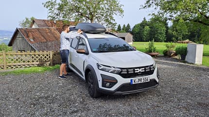 Dacia, Jogger, Microcamper, Car-Camping, Campingmodul, Dachbox Für die Nacht geparkt, Auto, Microcamper, Dachbox