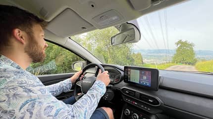 Dacia, Jogger, Microcamper, Car-Camping, Campingmodul, Dachbox, fahrend Mann fährt den Dacia Jogger