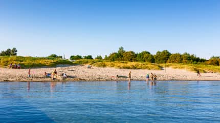 Ostseestrand, Meer, BŠume, Menschen, Himmel