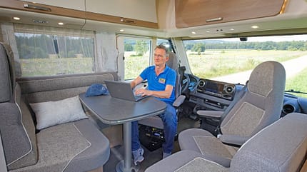 Innenraum, Sitzgruppe, Mann, Laptop Innenraum, Sitzgruppe, Mann, Laptop