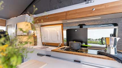 Campermeyer, Vito, Modelljahr 2025, Campingbus, Küche, Herd, Kühlschrank Campermeyer Vito (2025) Küche mit offenem Herd und Kühlschrank