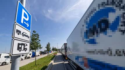 Wohnmobile und Wohnwagen auf Rastanlagen Wohnmobile und Wohnwagen auf Rastanlagen