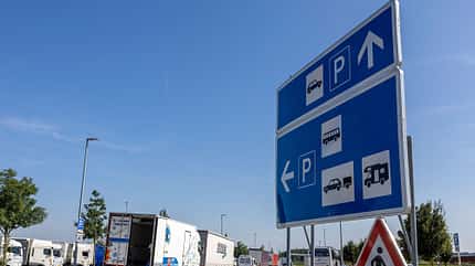 Wohnmobile und Wohnwagen auf Rastanlagen Wohnmobile und Wohnwagen auf Rastanlagen