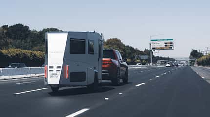 Polydrops, P21, Wohnwagen, Aerodynamischer Trailer, USA, Caravan, Fancy Caravan, Autobahn Polydrops P21 (Q4 2024) Gespann auf der Autobahn