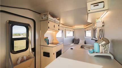Polydrops, P21, USA, Wohnwagen, Trailer, 2024, Küche, Innen Küche des Polydrop P21 bei Tag